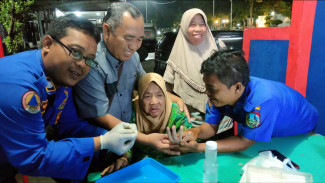 Detik-detik Petugas Damkar Jombang Evakuasi Cincin di Jari Nenek Usia 81
