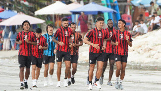 Segarkan Pikiran, Arema FC Pilih Latihan di Pantai Kuta Bali