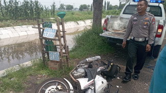 Jalan Bergelombang, Pengendara Motor di Jombang Terjatuh hingga Masuk Kolong Mobil Pickup