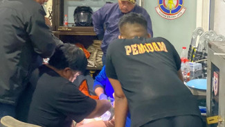 Dramatis! Petugas Damkar Lepaskan Cincin yang Menjepit Alat Kelamin Pria di Kota Batu