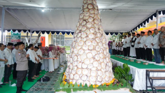 Tumpeng Apem Raksasa RSSA Malang Sambut Kedatangan Bulan Suci Ramadan