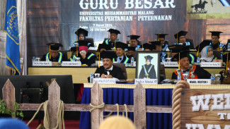 Kisah Haru Guru Besar UMM Dikukuhkan Bebarengan Dengan Mendiang Istri