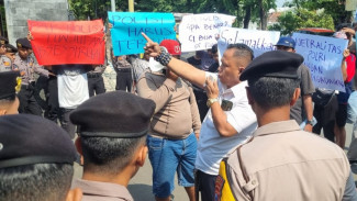 Buntut Unggahan Connie Bakrie, Puluhan Massa Geruduk Polres Pasuruan Kota