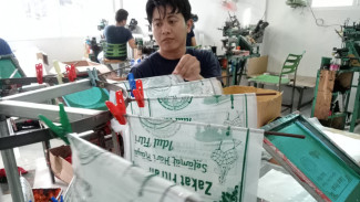 Jelang Lebaran, Usaha Pembuatan Kantong Plastik Zakat di Jombang Ramai Pesanan