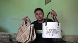 Perajin Tas Parcel Daun Pandan di Jombang, Banjir Pesanan Jelang Lebaran