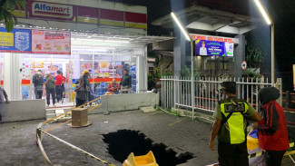 Tiba-tiba Ada Lubang Besar di Depan Alfamart Sutoyo Malang