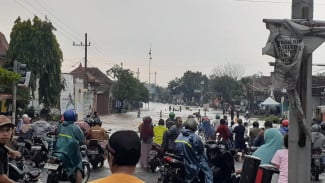 Sungai Welang Pasuruan Meluap, Jalan Raya Lumpuh Banyak Motor Pemudik Mogok