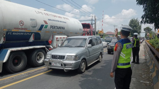 Arus Balik Lebaran 2024, Jalur Arteri Jombang Padat Merayap Akibat Perlintasan KA
