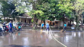 Ganggu Pengguna Jalan UPT Pemadam Kebakaran Kota Malang Bersihkan Tumpahan Solar