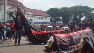 Peringatan Hari Buruh di Kota Malang Diwarnai Aksi 'Mberot'