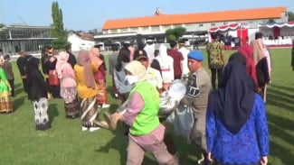 Belasan Peserta Upacara Hardiknas di Jombang Jatuh Pingsan