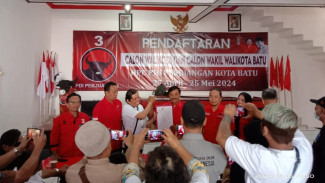 Relawan Kris Dayanti Datangi Kandang Banteng Ambil Formulir Calon Wali Kota Batu