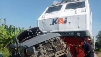 Mobil Rombongan Ibu Nyai Ponpes Sidogiri Tertabrak KA Pandalungan di Rejoso, 4 Orang Meningga Dunia