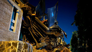 Seorang Perempuan Meninggal Dunia Usai Mobilnya Terbang Tabrak Rumah