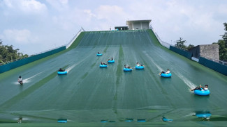 Serunya Meluncur di Waterslide Taman K Pasuruan Sepanjang 100 Meter