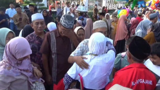 Tangis Haru Iringi Keberangkatan CJH Jombang ke Tanah Suci
