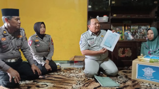 Suaminya Tewas Terlindas Truk di Jombang, Polisi dan Jasa Raharja Berikan Santunan