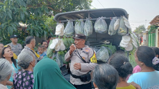 Unik, Patroli Kamtibmas di Jombang Polisi Bagikan Sayuran pada Warga Desa