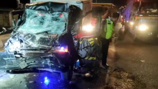 Seruduk Truk di Jombang, Sopir dan Kenek Mobil Box Terluka Karena Terjepit Dasbor