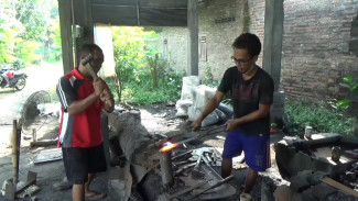 Momen Idul Adha, Perajin Pisau di Jombang Ramai Pesanan