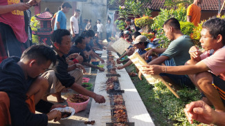 Saat Warga Binaan Lapas Kelas I Malang Bakar Sate Daging Kurban Bersama