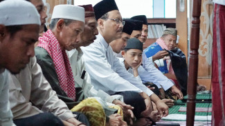 Gus Ipul Membaur Ikut Salat Idul Adha di Kampung Mayangan Pasuruan
