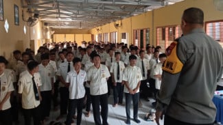 Cegah Kenakalan Remaja, Polisi Hipnotis Ratusan Pelajar SMK Sultan Agung 1 Jombang