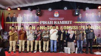 Pisah Sambut, Pj Bupati Jombang Ingatkan Tugas Berat Ketua dan Anggota KPU Baru di Pilkada 2024
