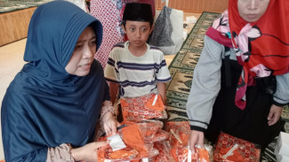Ratusan Anak-anak TPQ di Jombang Full Senyum Usai Terima Seragam Gratis