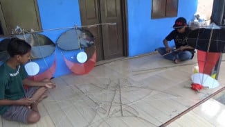 Momen Libur Sekolah, Perajin Layangan di Jombang Ketiban Berkah
