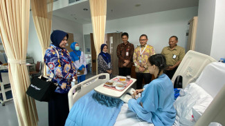 Disela Kegiatan Dinas, Pj Wali Kota Batu Jenguk Perempuan Asal Junrejo Pasca Operasi Jantung