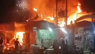 Tragedi Kebakaran Dini Hari Hanguskan Empat Toko di Pasuruan