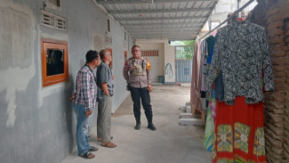Polisi Periksa TKP Pencurian Celana Dalam di Jombang