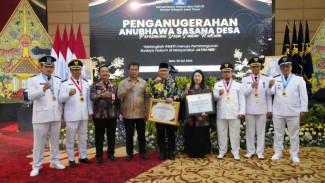 Kemenkumham RI Berikan Penghargaan Anubhawa Sasana untuk Pj Wali Kota Batu