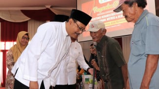 Dorong Kemandirian, Gus Ipul Salurkan Bansos untuk Disabilitas dan Lansia