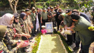 Ratusan Peziarah Gelar Tabur Bunga dan Doa Bersama di Makam Eddy Rumpoko