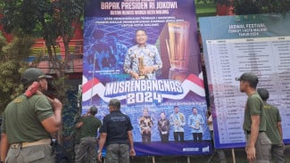 Satpol PP Tertibkan Baliho Bergambar Bekas Pj Wali Kota Malang Wahyu Hidayat