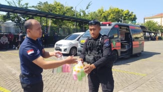 RS Bhayangkara Hasta Brata Batu Bagikan Nutrisi, Vitamin, dan Susu