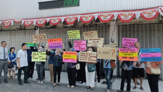 Buntut Penutupan Paksa Pemkab Jombang, Puluhan Pekerja di Ruko Simpang Tiga Protes