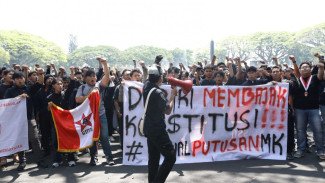 Ratusan Massa Geruduk DPRD Kota Malang Kawal Putusan MK