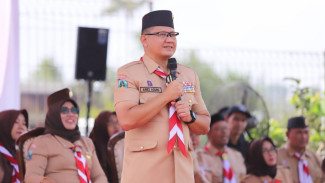 Aries Agung Paewai Terima Penghargaan Lencana Darma Bakti dari Kwarnas Pramuka