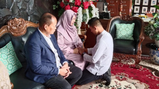 Mas Gum Sungkem ke Orang Tua Sebelum Daftar ke KPU Batu