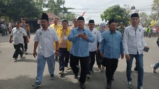 Diiringi 8 Parpol Pengusung, Pasangan Warsubi Salman Daftar di KPU Jombang
