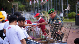 Ribuan Burung Perkutut Dilepaskan saat Pembukaan Pesmaba UMM 2024