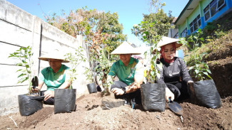 Tekan Laju Inflasi, Pj Wali Kota Pimpin Tanam Cabai Serentak di Lingkup Sekolah