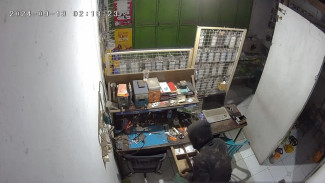 Aksi Pencurian di Toko Aksesoris HP Jombang Terekam Kamera CCTV