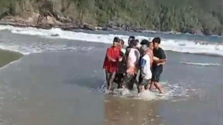 Mandi di Laut, Seorang Wisatawan Tewas Terseret Ombak di Pantai Perawan