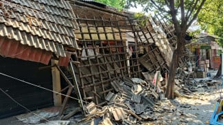 Atap Kios Pasar Kebonagung Pasuruan Runtuh