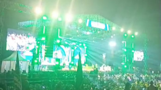 Muslimat Bersama Mundjidah, Khofifah dan Habib Syech Bersalawat di Alun-alun Jombang