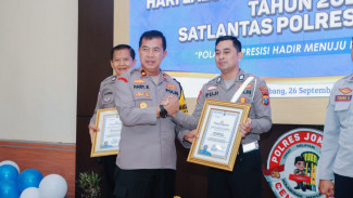 Hari Lalu Lintas Bhayangkara ke 69, Polres Jombang Beri Penghargaan pada Anggota